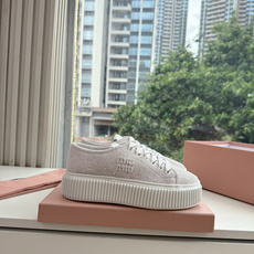 所见即所得G024Miu Miu 25新款走秀MiuMiu 饼干的休闲鞋秀场工艺来自Miu Miu系列的细节特写 新季的 所见即所得G024Miu Miu 25新款走秀MiuMiu 饼干的休闲鞋秀场工艺来自Miu Miu系列的细节特写 新季的