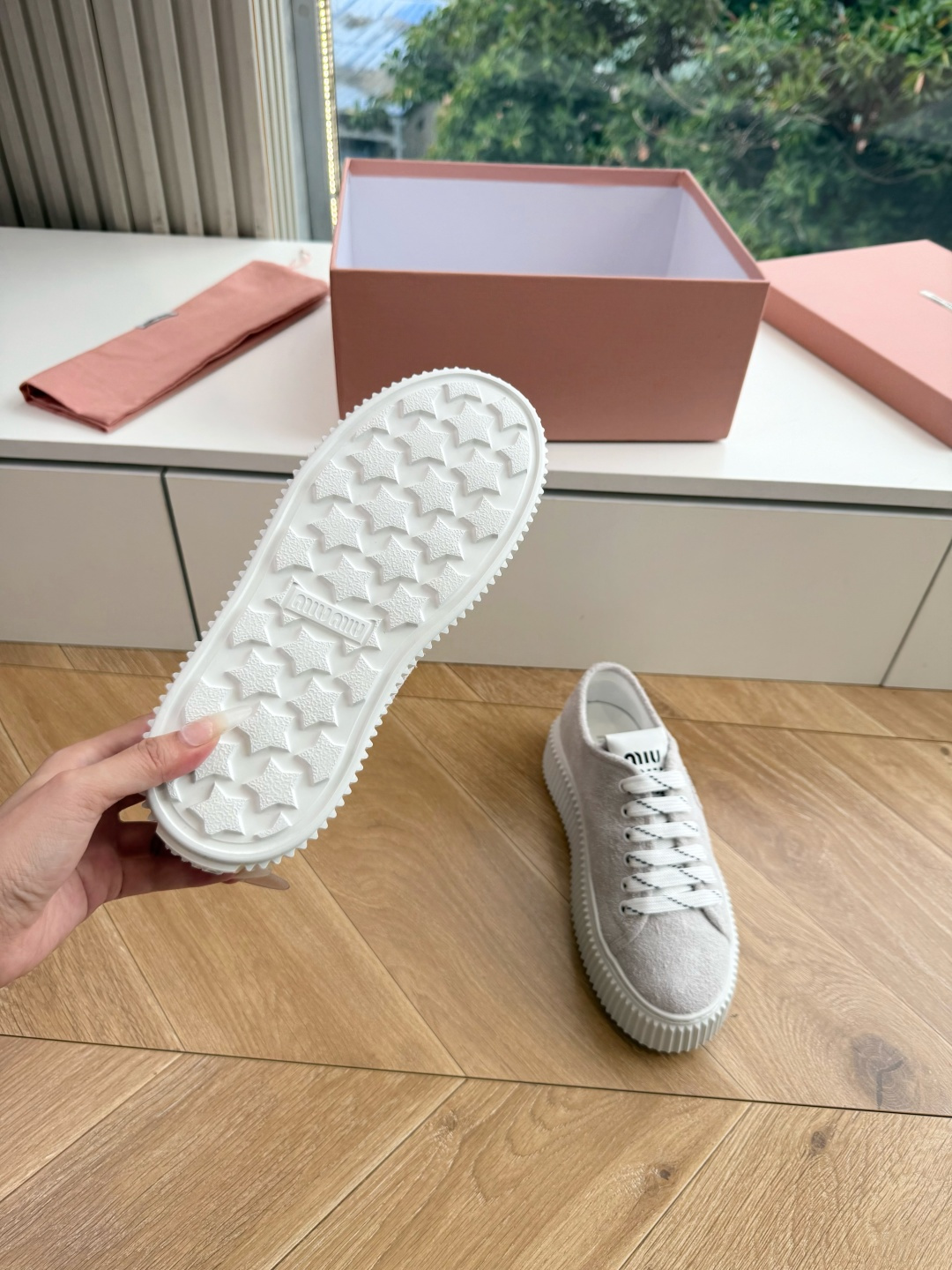 所见即所得G024Miu Miu 25新款走秀MiuMiu 饼干的休闲鞋秀场工艺来自Miu Miu系列的细节特写 新季的 所见即所得G024Miu Miu 25新款走秀MiuMiu 饼干的休闲鞋秀场工艺来自Miu Miu系列的细节特写 新季的