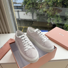所见即所得G024Miu Miu 25新款走秀MiuMiu 饼干的休闲鞋秀场工艺来自Miu Miu系列的细节特写 新季的 所见即所得G024Miu Miu 25新款走秀MiuMiu 饼干的休闲鞋秀场工艺来自Miu Miu系列的细节特写 新季的