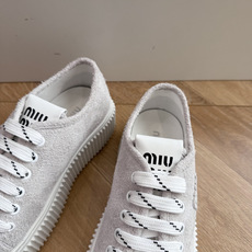 所见即所得G024Miu Miu 25新款走秀MiuMiu 饼干的休闲鞋秀场工艺来自Miu Miu系列的细节特写 新季的 所见即所得G024Miu Miu 25新款走秀MiuMiu 饼干的休闲鞋秀场工艺来自Miu Miu系列的细节特写 新季的