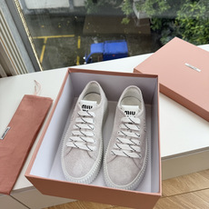 所见即所得G024Miu Miu 25新款走秀MiuMiu 饼干的休闲鞋秀场工艺来自Miu Miu系列的细节特写 新季的 所见即所得G024Miu Miu 25新款走秀MiuMiu 饼干的休闲鞋秀场工艺来自Miu Miu系列的细节特写 新季的