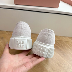 所见即所得G024Miu Miu 25新款走秀MiuMiu 饼干的休闲鞋秀场工艺来自Miu Miu系列的细节特写 新季的 所见即所得G024Miu Miu 25新款走秀MiuMiu 饼干的休闲鞋秀场工艺来自Miu Miu系列的细节特写 新季的