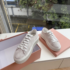 所见即所得G024Miu Miu 25新款走秀MiuMiu 饼干的休闲鞋秀场工艺来自Miu Miu系列的细节特写 新季的 所见即所得G024Miu Miu 25新款走秀MiuMiu 饼干的休闲鞋秀场工艺来自Miu Miu系列的细节特写 新季的