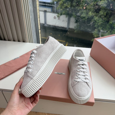 所见即所得G024Miu Miu 25新款走秀MiuMiu 饼干的休闲鞋秀场工艺来自Miu Miu系列的细节特写 新季的 所见即所得G024Miu Miu 25新款走秀MiuMiu 饼干的休闲鞋秀场工艺来自Miu Miu系列的细节特写 新季的