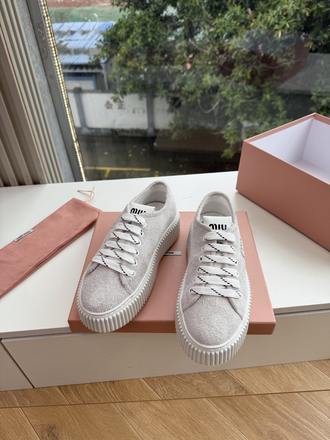 所见即所得G024Miu Miu 25新款走秀MiuMiu 饼干的休闲鞋秀场工艺来自Miu Miu系列的细节特写 新季的