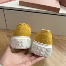 所见即所得G024Miu Miu 25新款走秀MiuMiu 饼干的休闲鞋秀场工艺来自Miu Miu系列的细节特写 新季的 所见即所得G024Miu Miu 25新款走秀MiuMiu 饼干的休闲鞋秀场工艺来自Miu Miu系列的细节特写 新季的