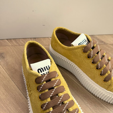 所见即所得G024Miu Miu 25新款走秀MiuMiu 饼干的休闲鞋秀场工艺来自Miu Miu系列的细节特写 新季的 所见即所得G024Miu Miu 25新款走秀MiuMiu 饼干的休闲鞋秀场工艺来自Miu Miu系列的细节特写 新季的