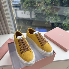 所见即所得G024Miu Miu 25新款走秀MiuMiu 饼干的休闲鞋秀场工艺来自Miu Miu系列的细节特写 新季的 所见即所得G024Miu Miu 25新款走秀MiuMiu 饼干的休闲鞋秀场工艺来自Miu Miu系列的细节特写 新季的