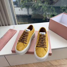 所见即所得G024Miu Miu 25新款走秀MiuMiu 饼干的休闲鞋秀场工艺来自Miu Miu系列的细节特写 新季的 所见即所得G024Miu Miu 25新款走秀MiuMiu 饼干的休闲鞋秀场工艺来自Miu Miu系列的细节特写 新季的