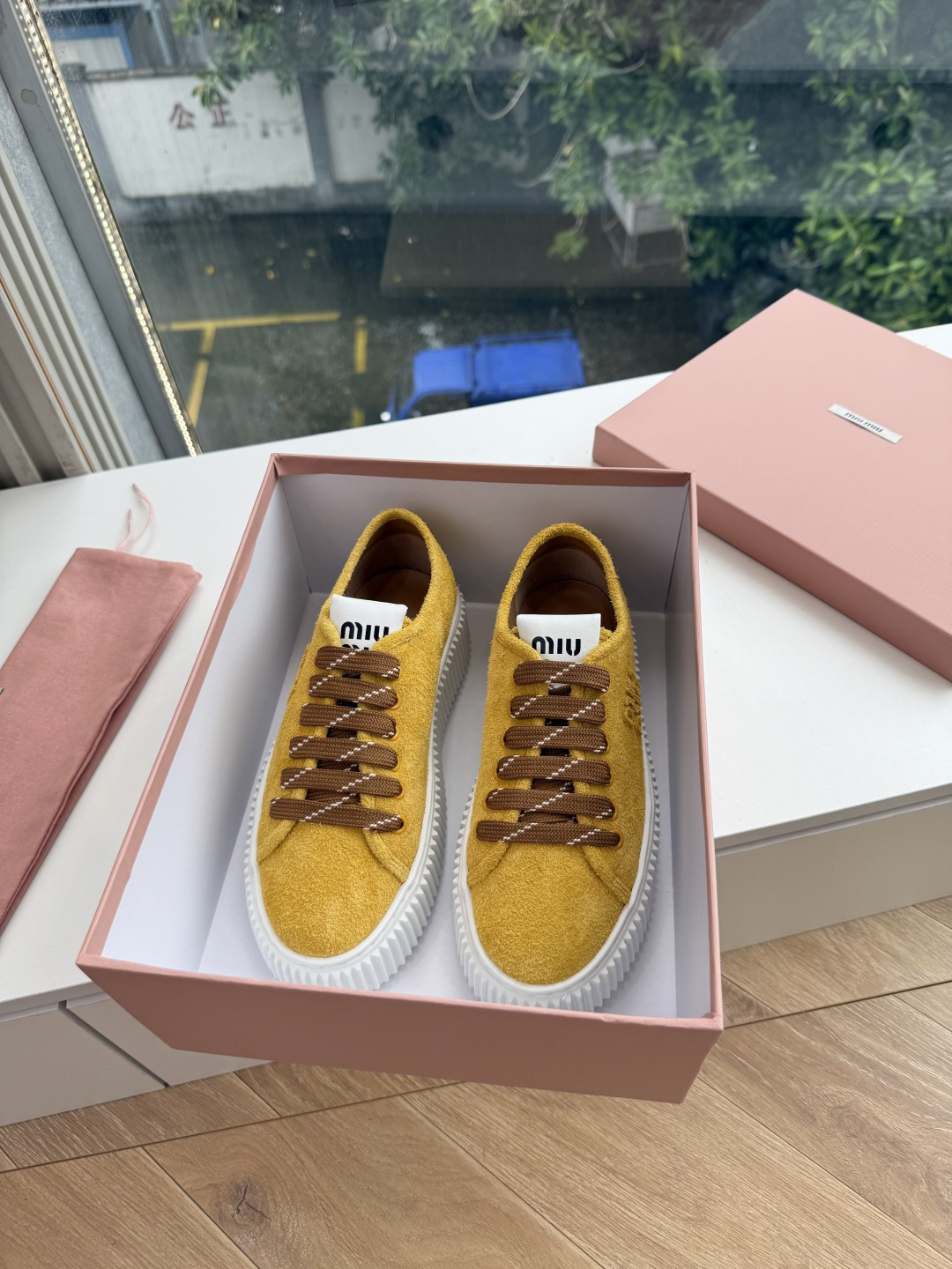 所见即所得G024Miu Miu 25新款走秀MiuMiu 饼干的休闲鞋秀场工艺来自Miu Miu系列的细节特写 新季的