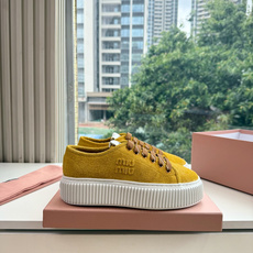 所见即所得G024Miu Miu 25新款走秀MiuMiu 饼干的休闲鞋秀场工艺来自Miu Miu系列的细节特写 新季的 所见即所得G024Miu Miu 25新款走秀MiuMiu 饼干的休闲鞋秀场工艺来自Miu Miu系列的细节特写 新季的