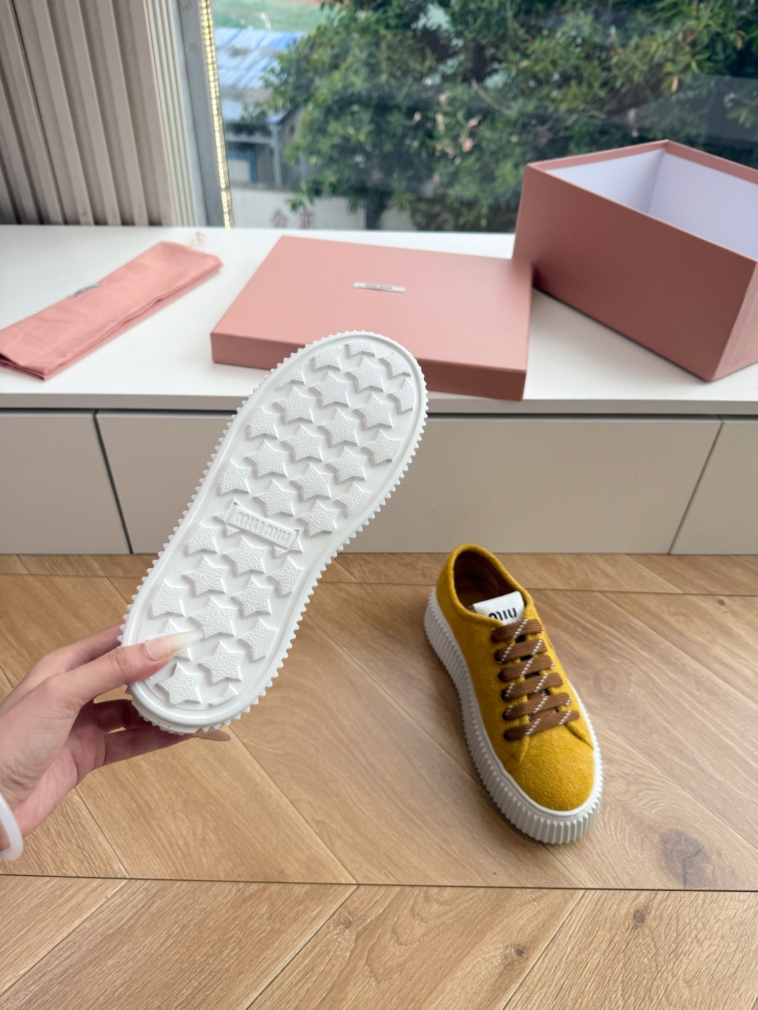所见即所得G024Miu Miu 25新款走秀MiuMiu 饼干的休闲鞋秀场工艺来自Miu Miu系列的细节特写 新季的 所见即所得G024Miu Miu 25新款走秀MiuMiu 饼干的休闲鞋秀场工艺来自Miu Miu系列的细节特写 新季的
