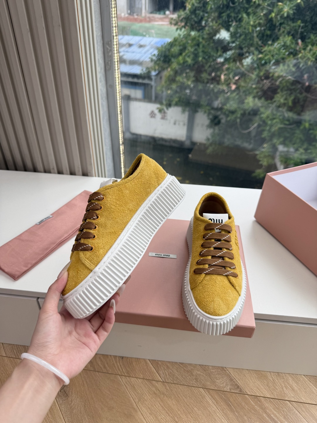 所见即所得G024Miu Miu 25新款走秀MiuMiu 饼干的休闲鞋秀场工艺来自Miu Miu系列的细节特写 新季的 所见即所得G024Miu Miu 25新款走秀MiuMiu 饼干的休闲鞋秀场工艺来自Miu Miu系列的细节特写 新季的