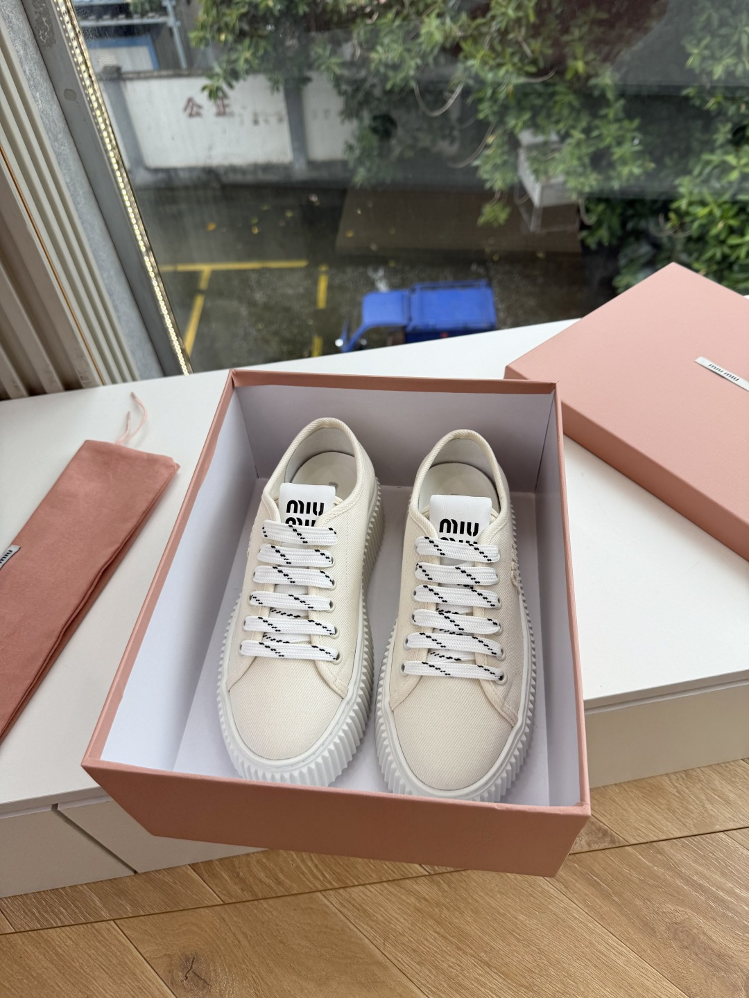 G024Miu Miu 走秀MiuMiu 饼干的休闲鞋秀场工艺来自Miu Miu系列的细节特写 新季的潮流此刻挚爱的概念 G024Miu Miu 走秀MiuMiu 饼干的休闲鞋秀场工艺来自Miu Miu系列的细节特写 新季的潮流此刻挚爱的概念