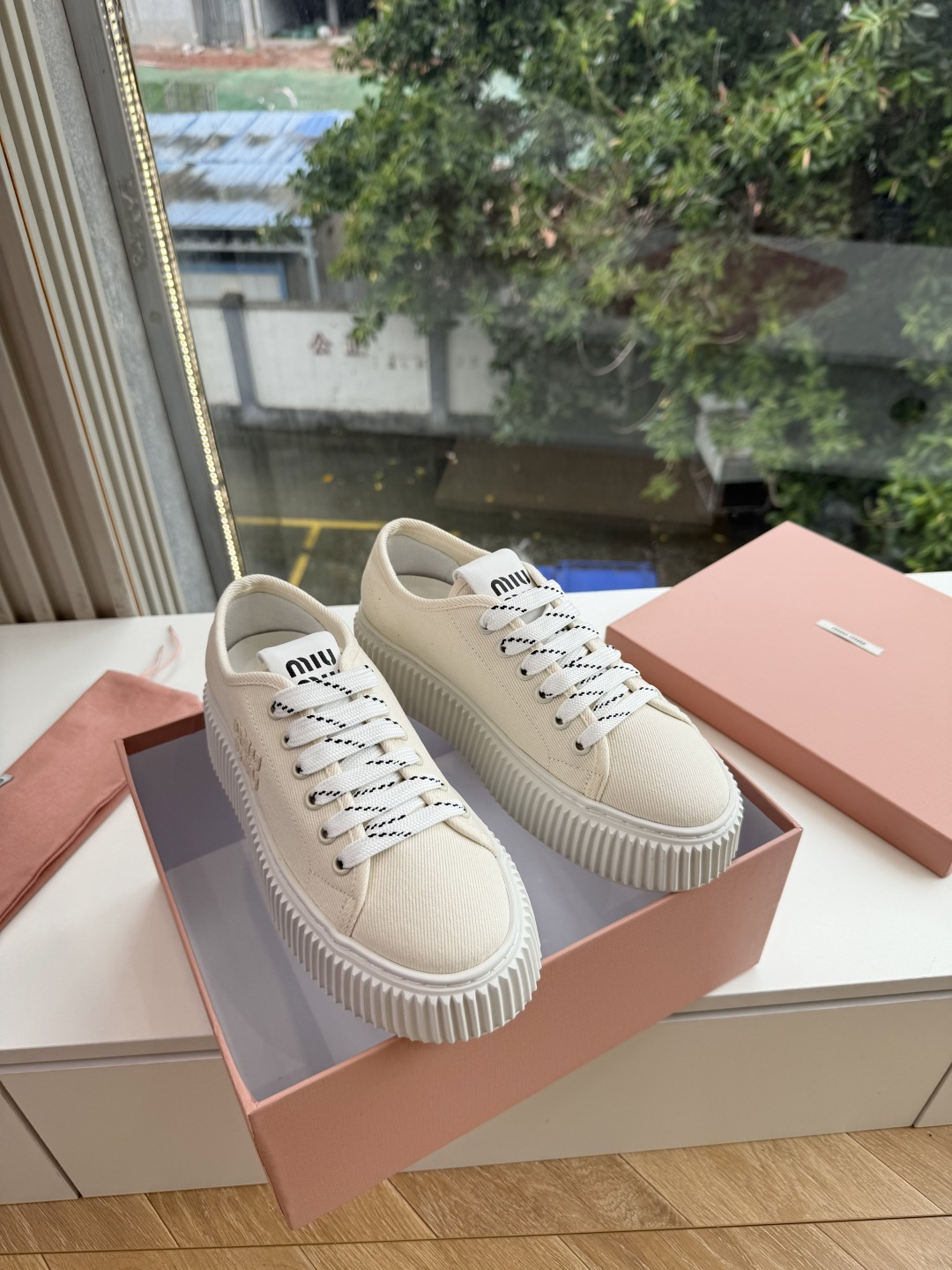 G024Miu Miu 走秀MiuMiu 饼干的休闲鞋秀场工艺来自Miu Miu系列的细节特写 新季的潮流此刻挚爱的概念 G024Miu Miu 走秀MiuMiu 饼干的休闲鞋秀场工艺来自Miu Miu系列的细节特写 新季的潮流此刻挚爱的概念