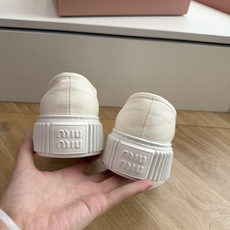 G024Miu Miu 走秀MiuMiu 饼干的休闲鞋秀场工艺来自Miu Miu系列的细节特写 新季的潮流此刻挚爱的概念 G024Miu Miu 走秀MiuMiu 饼干的休闲鞋秀场工艺来自Miu Miu系列的细节特写 新季的潮流此刻挚爱的概念