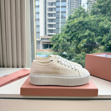 G024Miu Miu 走秀MiuMiu 饼干的休闲鞋秀场工艺来自Miu Miu系列的细节特写 新季的潮流此刻挚爱的概念 G024Miu Miu 走秀MiuMiu 饼干的休闲鞋秀场工艺来自Miu Miu系列的细节特写 新季的潮流此刻挚爱的概念