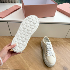 G024Miu Miu 走秀MiuMiu 饼干的休闲鞋秀场工艺来自Miu Miu系列的细节特写 新季的潮流此刻挚爱的概念 G024Miu Miu 走秀MiuMiu 饼干的休闲鞋秀场工艺来自Miu Miu系列的细节特写 新季的潮流此刻挚爱的概念