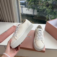 G024Miu Miu 走秀MiuMiu 饼干的休闲鞋秀场工艺来自Miu Miu系列的细节特写 新季的潮流此刻挚爱的概念 G024Miu Miu 走秀MiuMiu 饼干的休闲鞋秀场工艺来自Miu Miu系列的细节特写 新季的潮流此刻挚爱的概念