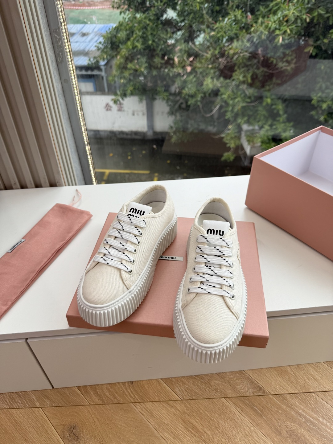 G024Miu Miu 走秀MiuMiu 饼干的休闲鞋秀场工艺来自Miu Miu系列的细节特写 新季的潮流此刻挚爱的概念