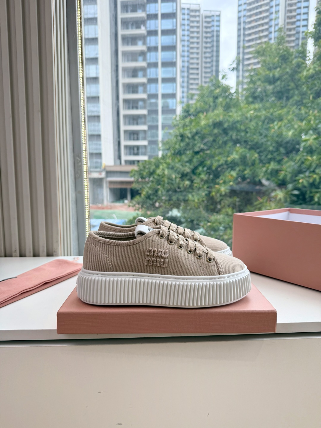 G024Miu Miu 走秀MiuMiu 饼干的休闲鞋秀场工艺来自Miu Miu系列的细节特写 新季的潮流此刻挚爱的概念