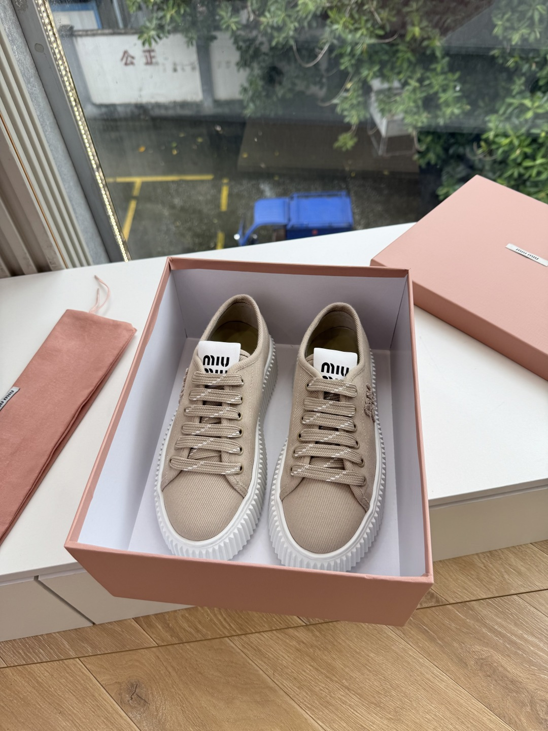 G024Miu Miu 走秀MiuMiu 饼干的休闲鞋秀场工艺来自Miu Miu系列的细节特写 新季的潮流此刻挚爱的概念