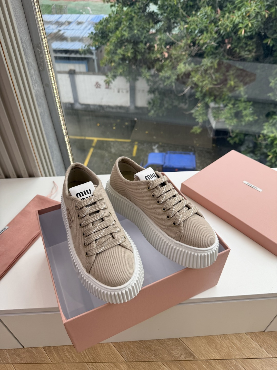 G024Miu Miu 走秀MiuMiu 饼干的休闲鞋秀场工艺来自Miu Miu系列的细节特写 新季的潮流此刻挚爱的概念