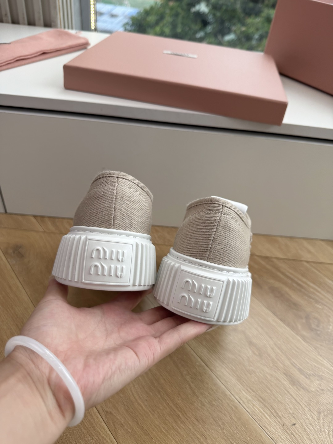 G024Miu Miu 走秀MiuMiu 饼干的休闲鞋秀场工艺来自Miu Miu系列的细节特写 新季的潮流此刻挚爱的概念