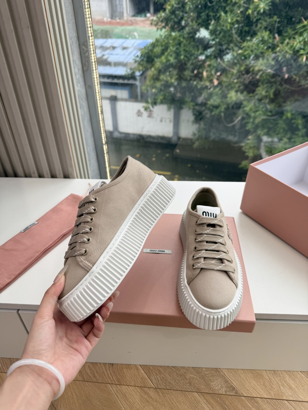 G024Miu Miu 走秀MiuMiu 饼干的休闲鞋秀场工艺来自Miu Miu系列的细节特写 新季的潮流此刻挚爱的概念