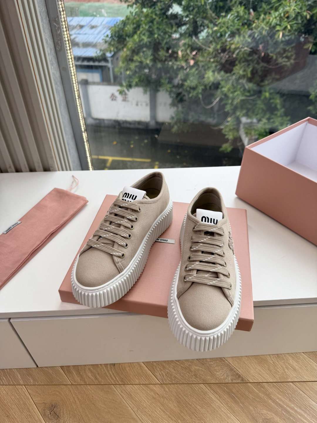 G024Miu Miu 走秀MiuMiu 饼干的休闲鞋秀场工艺来自Miu Miu系列的细节特写 新季的潮流此刻挚爱的概念
