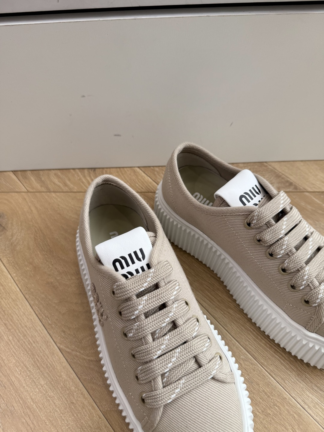 G024Miu Miu 走秀MiuMiu 饼干的休闲鞋秀场工艺来自Miu Miu系列的细节特写 新季的潮流此刻挚爱的概念