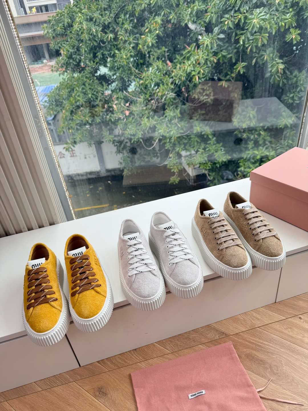 所见即所得G024Miu Miu 25新款走秀MiuMiu 饼干的休闲鞋秀场工艺来自Miu Miu系列的细节特写 新季的