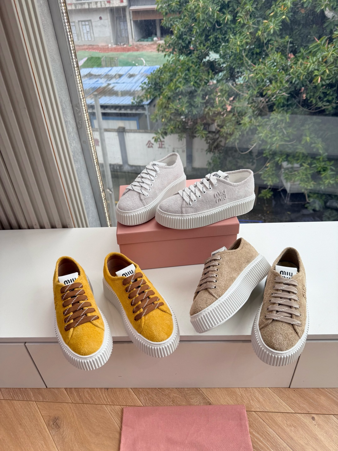 所见即所得G024Miu Miu 25新款走秀MiuMiu 饼干的休闲鞋秀场工艺来自Miu Miu系列的细节特写 新季的