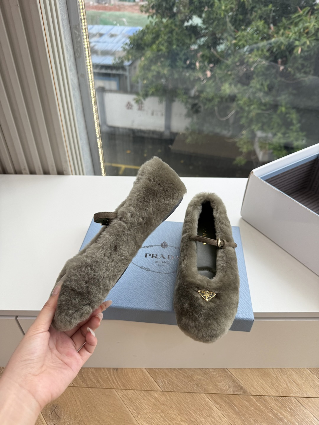 对版飞机盒G887prada普拉达最新玛丽珍乐福鞋单鞋复古时髦鞋面,让整双鞋轻便舒适 鲜艳色彩 满足不同风格时髦人士的多 对版飞机盒G887prada普拉达最新玛丽珍乐福鞋单鞋复古时髦鞋面,让整双鞋轻便舒适 鲜艳色彩 满足不同风格时髦人士的多