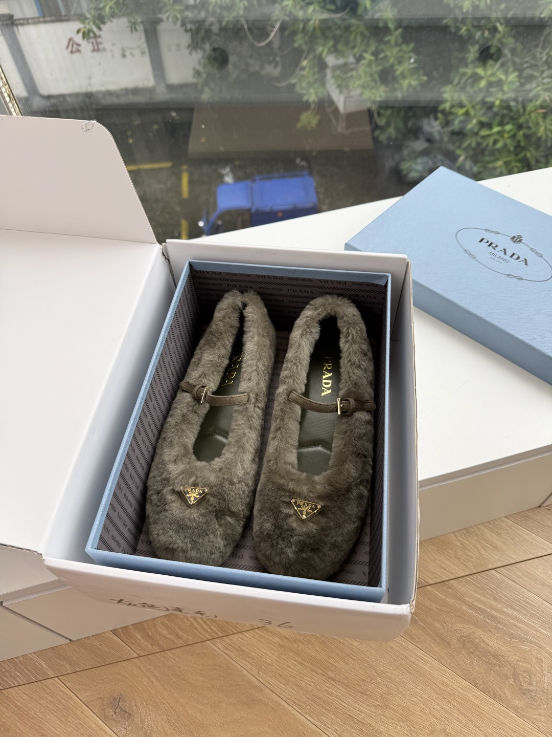 对版飞机盒G887prada普拉达最新玛丽珍乐福鞋单鞋复古时髦鞋面，让整双鞋轻便舒适 鲜艳色彩 满足不同风格时髦人士的多