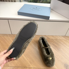 对版飞机盒G887prada普拉达最新玛丽珍乐福鞋单鞋复古时髦鞋面,让整双鞋轻便舒适 鲜艳色彩 满足不同风格时髦人士的多 对版飞机盒G887prada普拉达最新玛丽珍乐福鞋单鞋复古时髦鞋面,让整双鞋轻便舒适 鲜艳色彩 满足不同风格时髦人士的多