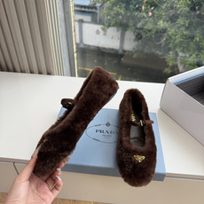 对版飞机盒G887prada普拉达最新玛丽珍乐福鞋单鞋复古时髦鞋面,让整双鞋轻便舒适 鲜艳色彩 满足不同风格时髦人士的多 对版飞机盒G887prada普拉达最新玛丽珍乐福鞋单鞋复古时髦鞋面,让整双鞋轻便舒适 鲜艳色彩 满足不同风格时髦人士的多