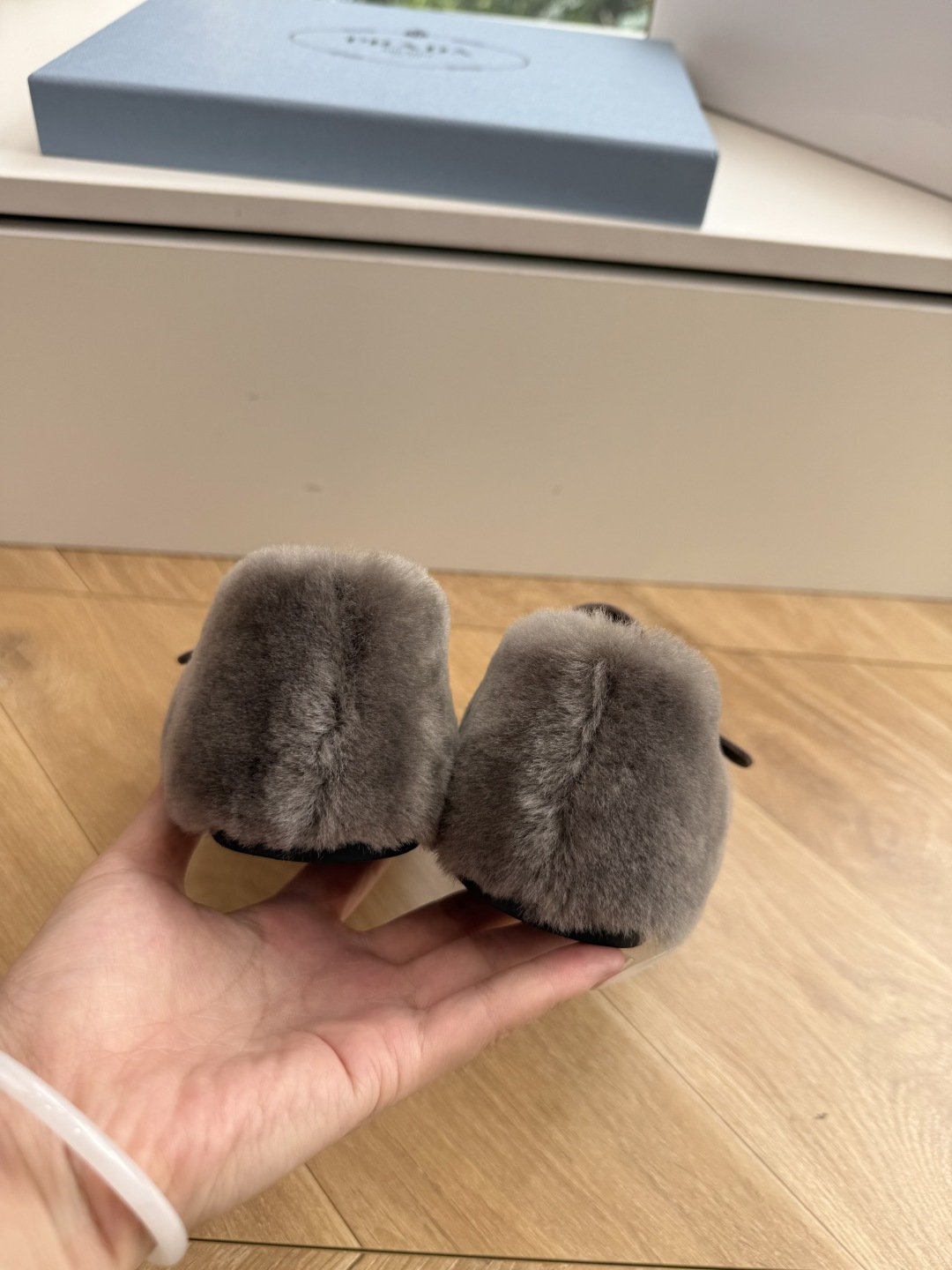对版飞机盒G887prada普拉达最新玛丽珍乐福鞋单鞋复古时髦鞋面,让整双鞋轻便舒适 鲜艳色彩 满足不同风格时髦人士的多 对版飞机盒G887prada普拉达最新玛丽珍乐福鞋单鞋复古时髦鞋面,让整双鞋轻便舒适 鲜艳色彩 满足不同风格时髦人士的多