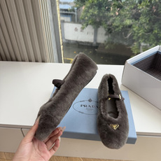 对版飞机盒G887prada普拉达最新玛丽珍乐福鞋单鞋复古时髦鞋面,让整双鞋轻便舒适 鲜艳色彩 满足不同风格时髦人士的多 对版飞机盒G887prada普拉达最新玛丽珍乐福鞋单鞋复古时髦鞋面,让整双鞋轻便舒适 鲜艳色彩 满足不同风格时髦人士的多