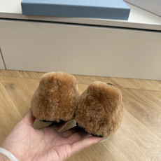 对版飞机盒G887prada普拉达最新玛丽珍乐福鞋单鞋复古时髦鞋面,让整双鞋轻便舒适 鲜艳色彩 满足不同风格时髦人士的多 对版飞机盒G887prada普拉达最新玛丽珍乐福鞋单鞋复古时髦鞋面,让整双鞋轻便舒适 鲜艳色彩 满足不同风格时髦人士的多