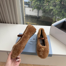 对版飞机盒G887prada普拉达最新玛丽珍乐福鞋单鞋复古时髦鞋面,让整双鞋轻便舒适 鲜艳色彩 满足不同风格时髦人士的多 对版飞机盒G887prada普拉达最新玛丽珍乐福鞋单鞋复古时髦鞋面,让整双鞋轻便舒适 鲜艳色彩 满足不同风格时髦人士的多