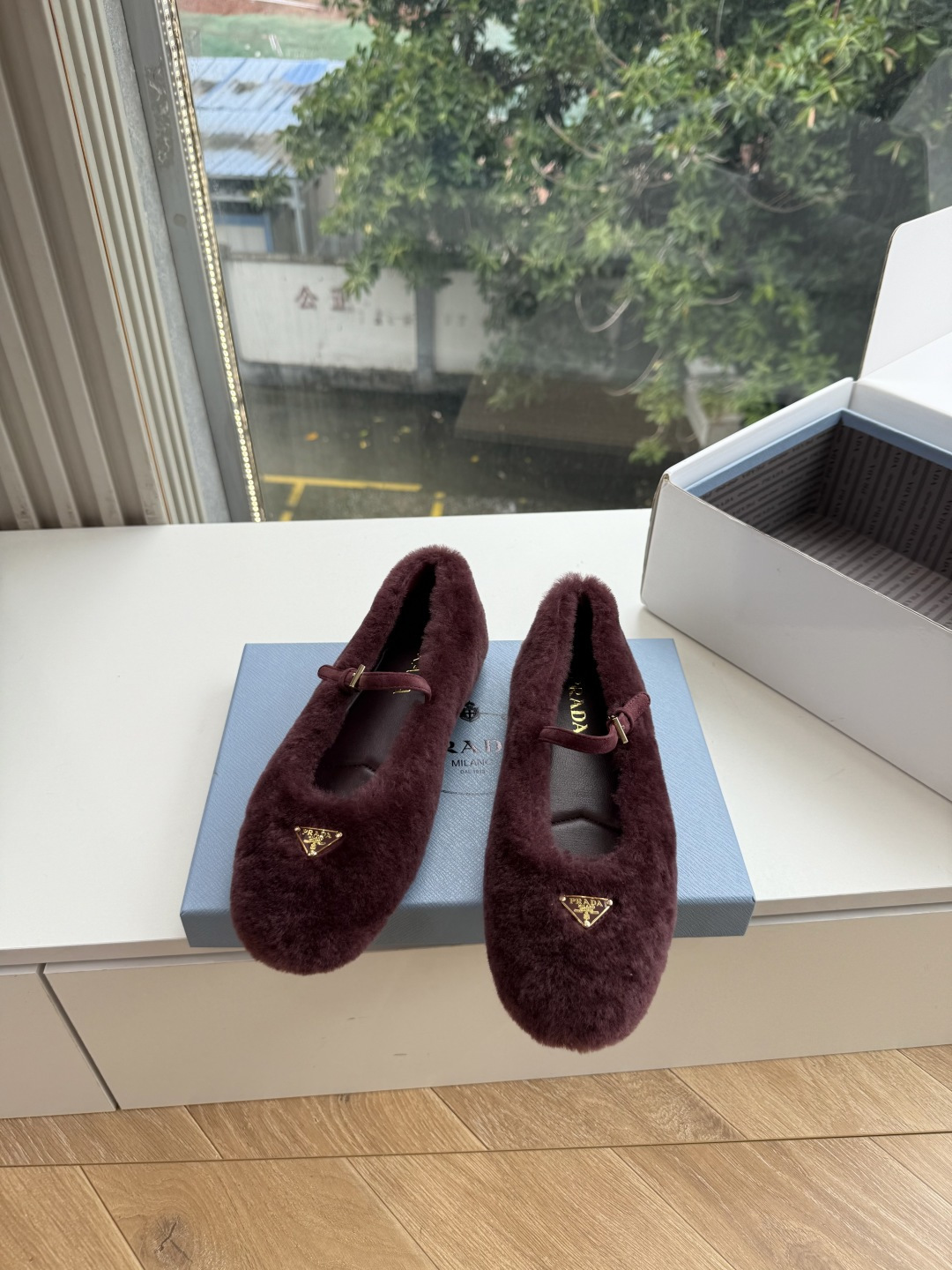 对版飞机盒G887prada普拉达最新玛丽珍乐福鞋单鞋复古时髦鞋面，让整双鞋轻便舒适 鲜艳色彩 满足不同风格时髦人士的多
