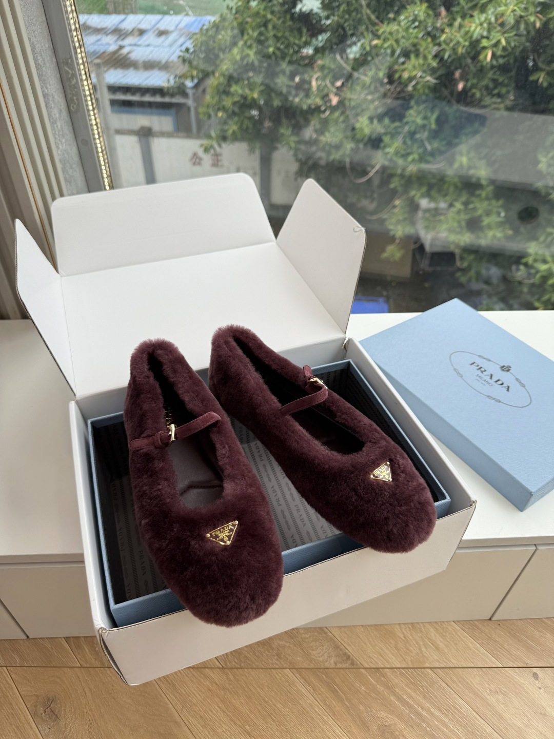 对版飞机盒G887prada普拉达最新玛丽珍乐福鞋单鞋复古时髦鞋面,让整双鞋轻便舒适 鲜艳色彩 满足不同风格时髦人士的多 对版飞机盒G887prada普拉达最新玛丽珍乐福鞋单鞋复古时髦鞋面,让整双鞋轻便舒适 鲜艳色彩 满足不同风格时髦人士的多