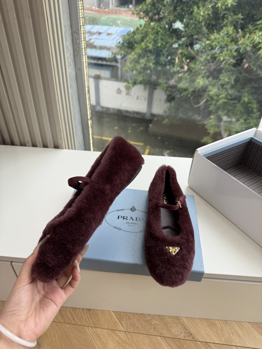 对版飞机盒G887prada普拉达最新玛丽珍乐福鞋单鞋复古时髦鞋面,让整双鞋轻便舒适 鲜艳色彩 满足不同风格时髦人士的多 对版飞机盒G887prada普拉达最新玛丽珍乐福鞋单鞋复古时髦鞋面,让整双鞋轻便舒适 鲜艳色彩 满足不同风格时髦人士的多