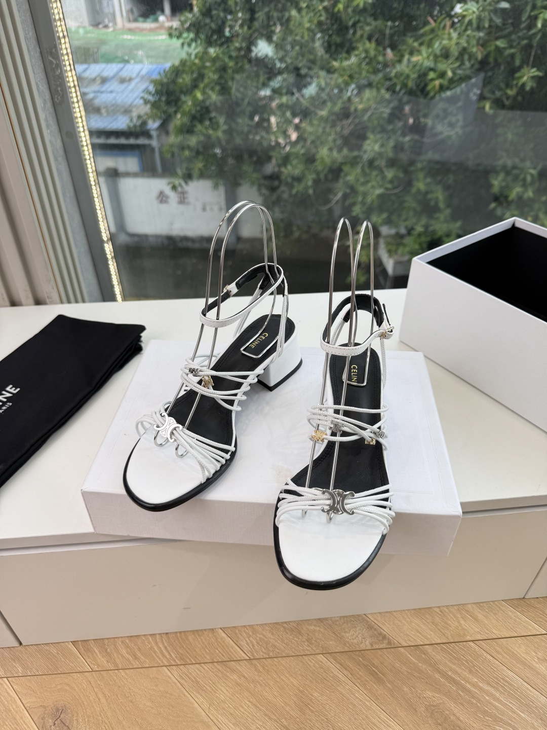 G339高品质 Celine春夏凯旋门时装鞋 柔美的露脚设计,脚踝绑带。 上脚真的超级显瘦超级美 C家特定的精致凯旋门l G339高品质 Celine春夏凯旋门时装鞋 柔美的露脚设计,脚踝绑带。 上脚真的超级显瘦超级美 C家特定的精致凯旋门l