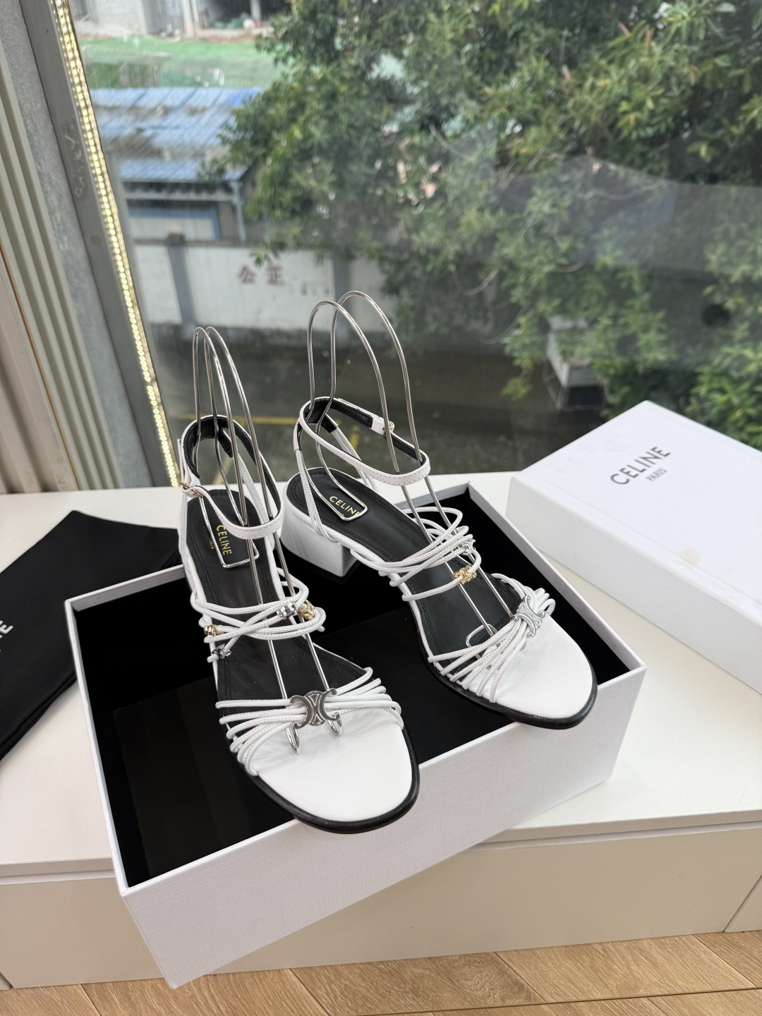 G339高品质 Celine春夏凯旋门时装鞋 柔美的露脚设计,脚踝绑带。 上脚真的超级显瘦超级美 C家特定的精致凯旋门l G339高品质 Celine春夏凯旋门时装鞋 柔美的露脚设计,脚踝绑带。 上脚真的超级显瘦超级美 C家特定的精致凯旋门l