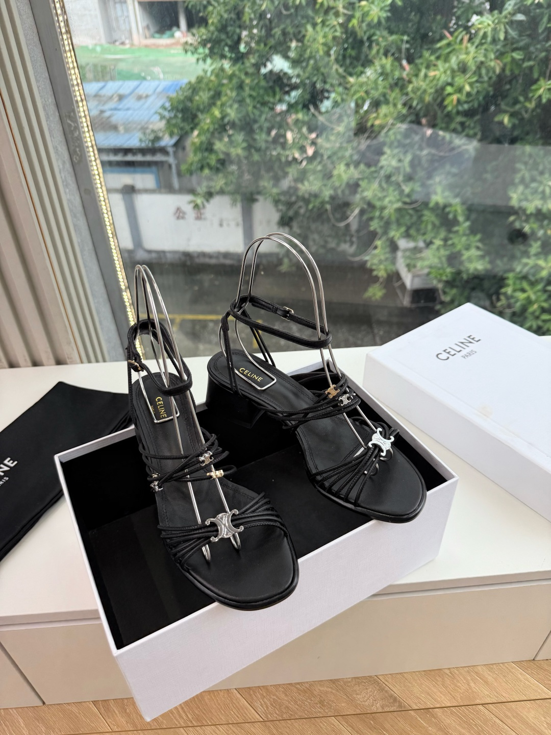 G339高品质 Celine春夏凯旋门时装鞋 柔美的露脚设计,脚踝绑带。 上脚真的超级显瘦超级美 C家特定的精致凯旋门l G339高品质 Celine春夏凯旋门时装鞋 柔美的露脚设计,脚踝绑带。 上脚真的超级显瘦超级美 C家特定的精致凯旋门l
