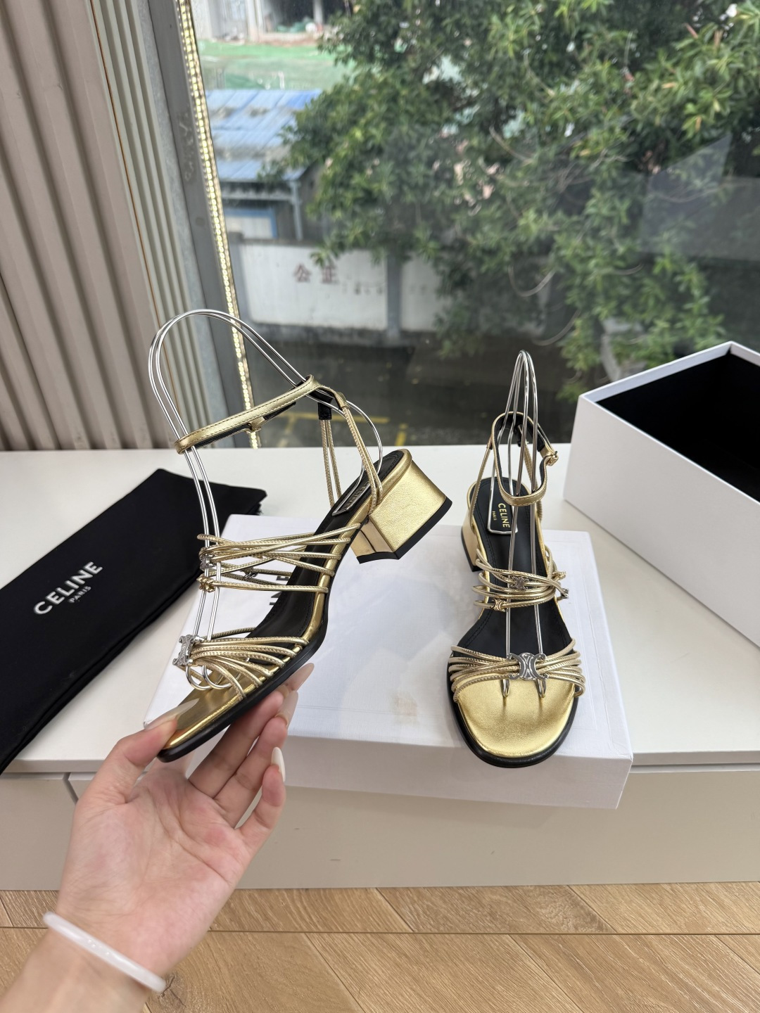 G339高品质 Celine春夏凯旋门时装鞋 柔美的露脚设计,脚踝绑带。 上脚真的超级显瘦超级美 C家特定的精致凯旋门l G339高品质 Celine春夏凯旋门时装鞋 柔美的露脚设计,脚踝绑带。 上脚真的超级显瘦超级美 C家特定的精致凯旋门l
