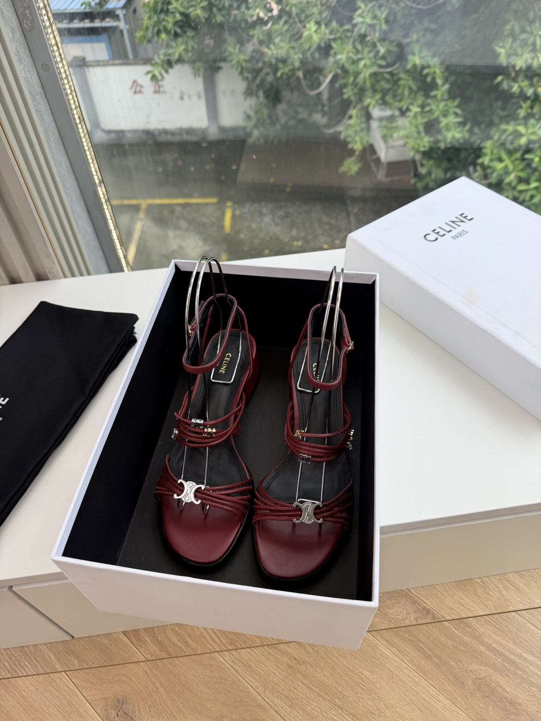 G339高品质 Celine春夏凯旋门时装鞋 柔美的露脚设计,脚踝绑带。 上脚真的超级显瘦超级美 C家特定的精致凯旋门l G339高品质 Celine春夏凯旋门时装鞋 柔美的露脚设计,脚踝绑带。 上脚真的超级显瘦超级美 C家特定的精致凯旋门l