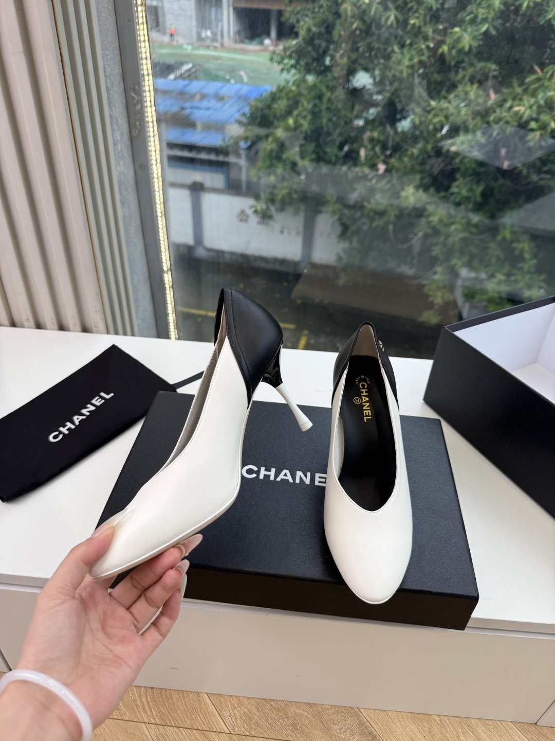 G238Chane*26ss新款玛丽珍单鞋高跟鞋凉鞋 温柔名媛的氛围感缓缓蔓延,圆润鞋头搭配精巧的小蝴蝶结,撞色方头贴标 G238Chane*26ss新款玛丽珍单鞋高跟鞋凉鞋 温柔名媛的氛围感缓缓蔓延,圆润鞋头搭配精巧的小蝴蝶结,撞色方头贴标